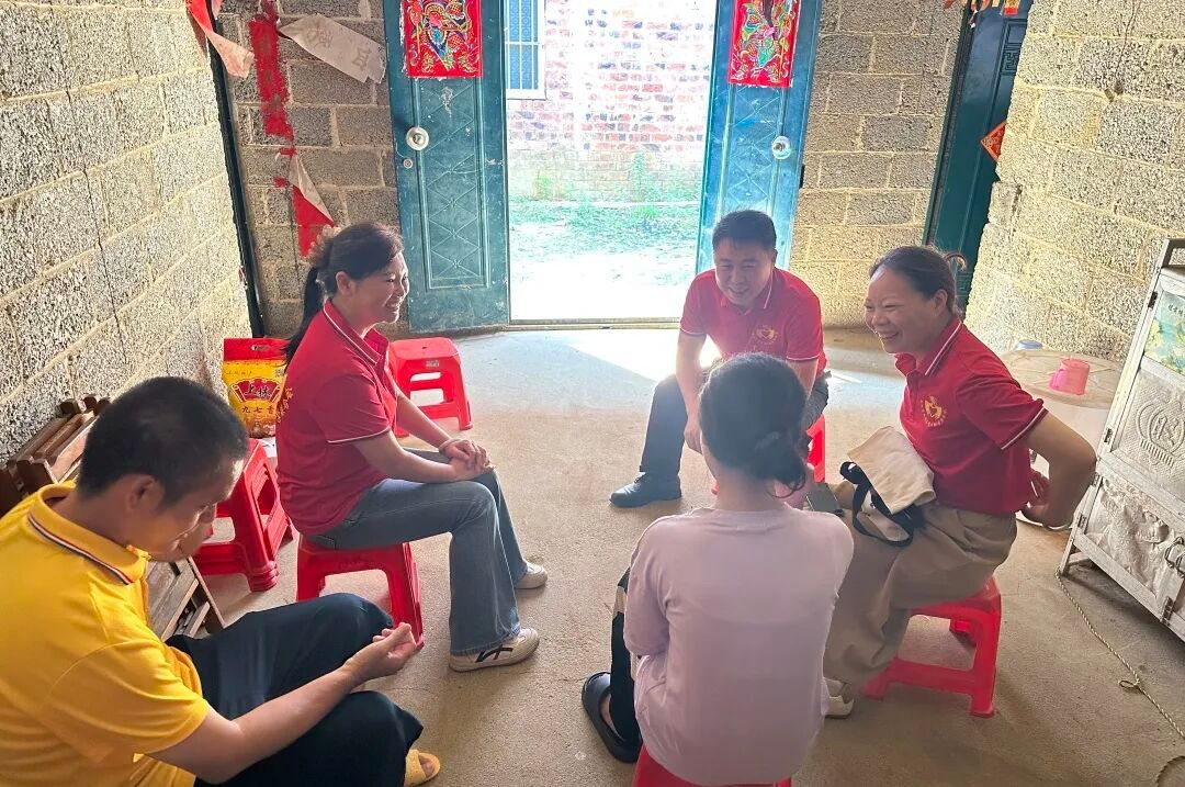 公司领导王总带领大家公益行！